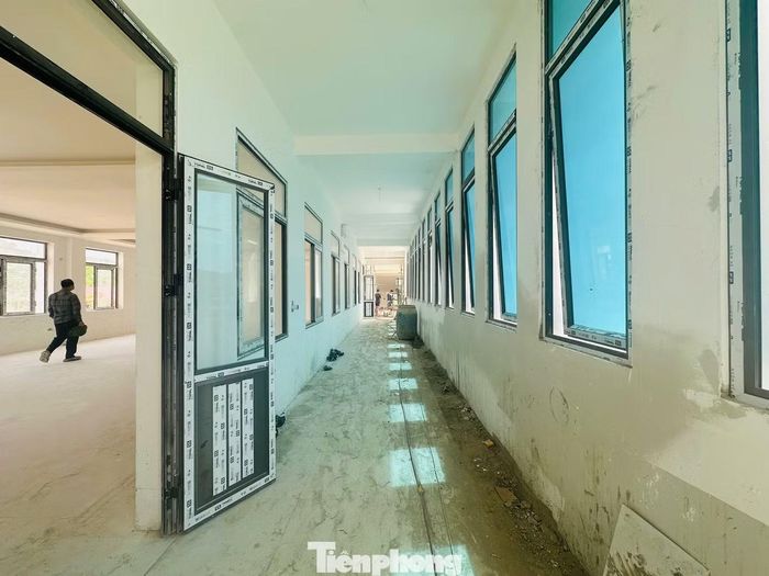  Qua ghi nhận, sau 7 tháng triển khai, tiến độ toàn dự án đạt trên 85% khối lượng. Trong đó, các hạng mục chính đã hoàn thành trên 95%. Trong ảnh các phòng học đang trong giai đoạn hoàn thiện để lắp ráp bàn học. 