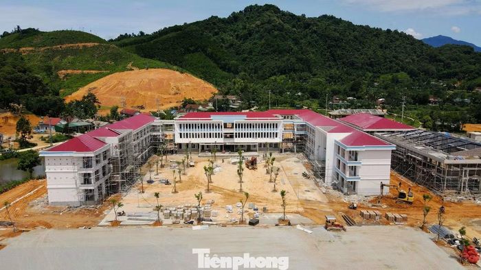 Ông Nguyễn Văn Tiền, Chỉ huy trưởng công trường, Công ty Cổ phần Đầu tư xây dựng FCI Việt Nam (Hà Nội) cho biết, đơn vị thi công đang huy động tối đa nhân lực, máy móc, tổ chức thi công liên tục để bảo đảm tiến độ. “Chúng tôi phấn đấu đến ngày 15/8 sẽ hoàn thành 3 khối nhà học chính để chuyển sang lắp đặt thiết bị. Trước ngày 30/8 sẽ hoàn thành các hạng mục hạ tầng chính, sẵn sàng cho năm học mới”, ông Tiền nói.