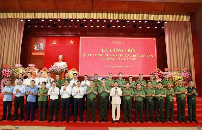 Các đại biểu tặng hoa chúc mừng Đại tá Trịnh Khắc Cường và Thiếu tướng Cao Minh Huyền.
