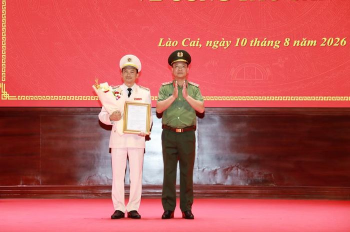 Lãnh đạo Bộ Công an trao quyết định, tặng hoa chúc mừng Đại tá Trịnh Khắc Cường.