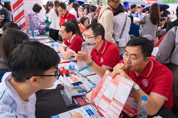 Tư vấn tuyển sinh cho học sinh và phụ huynh