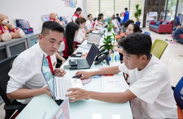 Học sinh THPT tìm hiểu thông tin tại Trường Đại học Kinh tế - Tài chính TPHCM. Ảnh: UEF