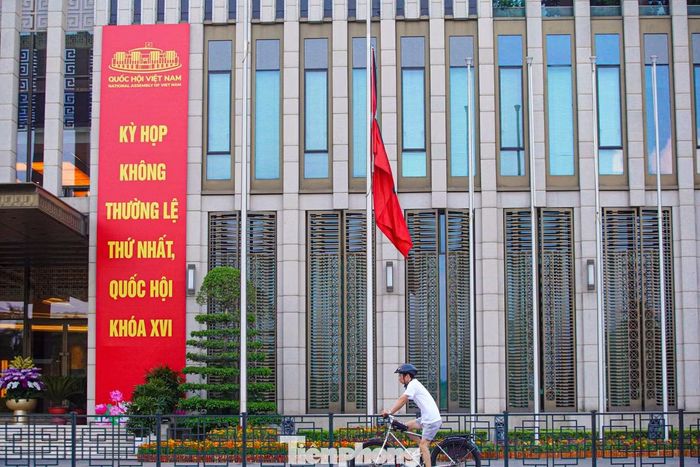  Cờ rủ được treo trước Toà nhà Quốc hội trong thời gian quốc tang, thể hiện sự thương tiếc Chủ tịch Quốc hội Lào Xaysomphone Phomvihane. Ảnh: Như Ý. 