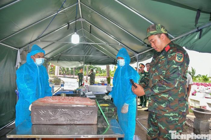 Cán bộ, chiến sĩ thực hiện lấy mẫu sinh phẩm hài cốt liệt sĩ tại Nghĩa trang Liệt sĩ Bình Thuận.