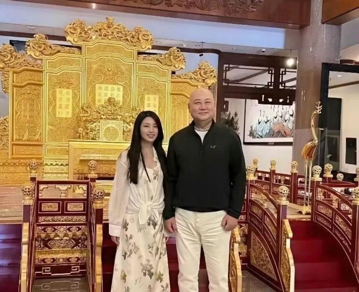 Người hâm mộ chụp hình kỷ niệm cùng Trì Trọng Thụy tại bảo tàng gỗ tử đàn.