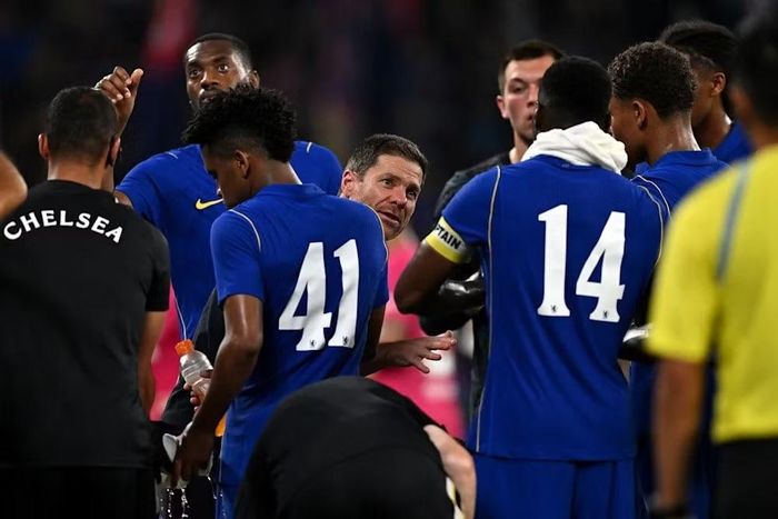  Các cầu thủ Chelsea bối rối khi không biết trận đấu có phải đá luân lưu hay không. 