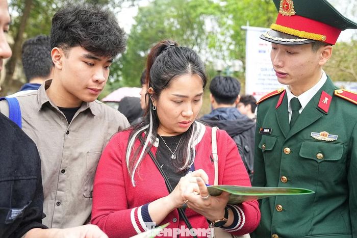 Thí sinh, phụ huynh tìm hiểu thông tin tuyển sinh khối trường quân sự năm 2026. Ảnh: Duy Phạm