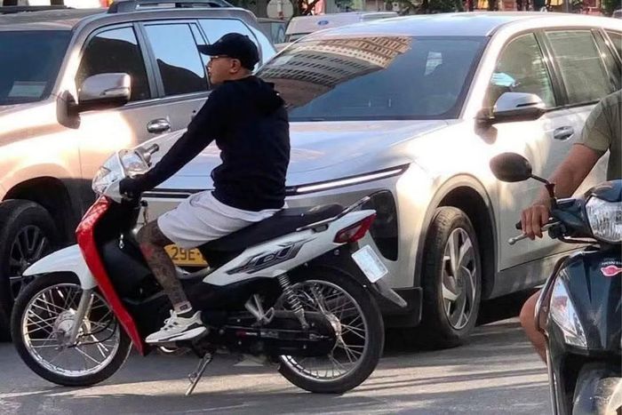 Thanh niên dừng xe chặn ô tô giữa đường được người dân ghi lại và đăng tải lên mạng xã hội.