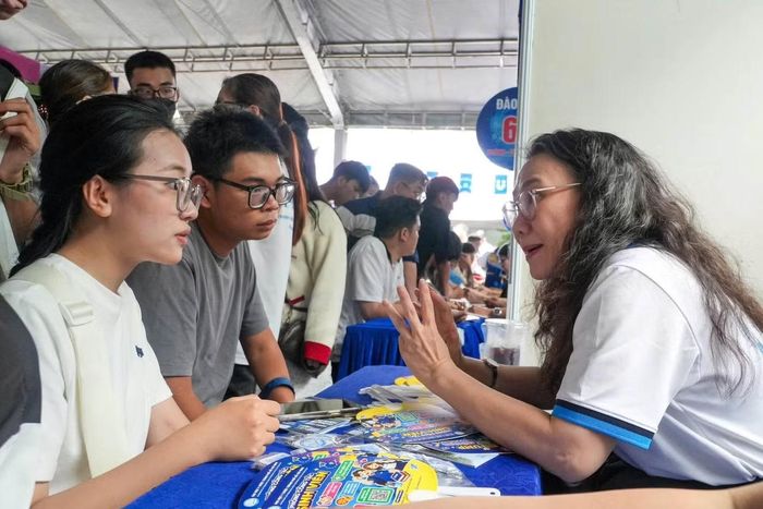 Thí sinh tìm hiểu về các ngành đào tạo của ĐH Y Dược TPHCM.