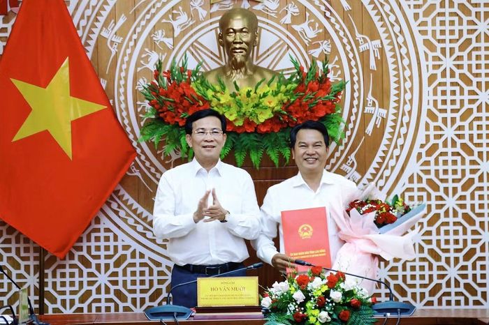 Chủ tịch UBND tỉnh Lâm Đồng trao quyết định nghỉ việc theo nguyện vọng đối với ông Nguyễn Nhân Bản.
