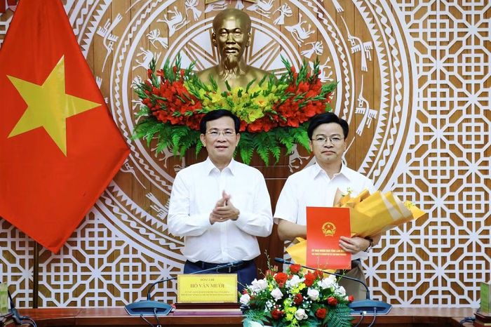 Chủ tịch UBND tỉnh Lâm Đồng trao quyết định công tác cán bộ đối với ông Trần Văn Hiệp.