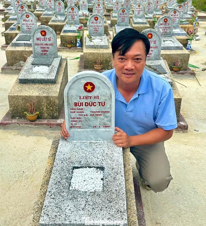  Ông Nam bên phần mộ liệt sĩ Bùi Đức Tư tại Nghĩa trang liệt sĩ Gio Linh, Quảng Trị. (Ảnh gia đình cung cấp) 