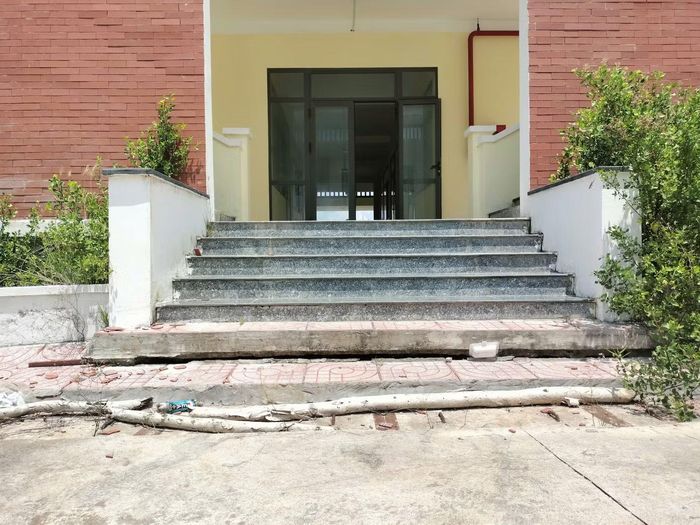 Đối với hạng mục nhà quản lý, điều hành, Ban Quản lý đề nghị nhà thầu xử lý tường bị nứt, gạch trang trí bong, vỉa hè bị sụp lún, một số điều hòa không hoạt động.