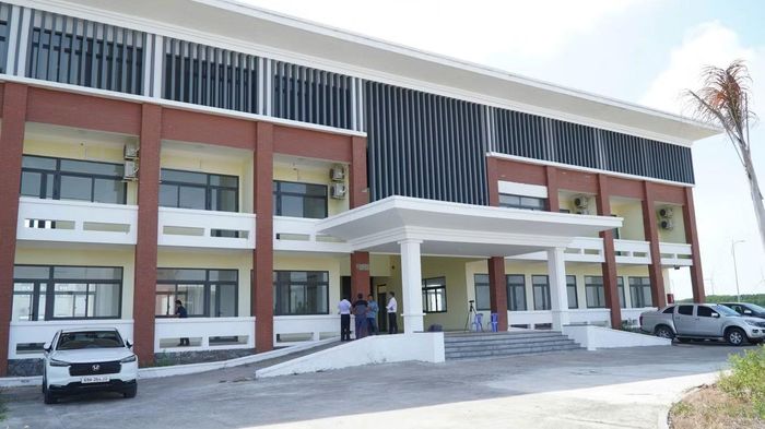 Khu nông nghiệp ứng dụng công nghệ cao phát triển tôm Bạc Liêu được thành lập năm 2017, với tổng vốn đầu tư hơn 330 tỷ đồng. Tuy nhiên, sau 9 năm được phê duyệt, khu này vẫn chưa thể vận hành đồng bộ như kỳ vọng ban đầu.