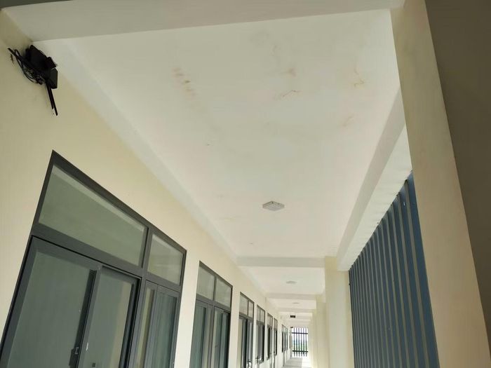  Hạng mục nhà kiểm nghiệm bị thấm nước﻿ từ sân thượng xuống tầng 1, nứt tường. 
