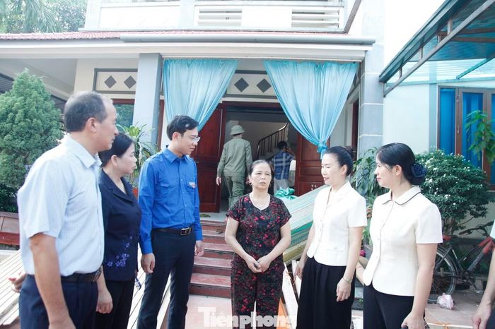Anh Hà Thái Sơn – Phó Bí thư Tỉnh Đoàn Bắc Ninh và lãnh đạo Mặt trận Tổ quốc tỉnh Bắc Ninh động viên người dân nhường đất cho dự án sân bay Gia Bình. Ảnh: Nguyễn Thắng
