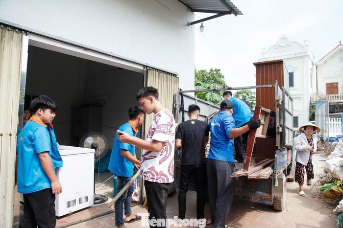 Đoàn viên, thanh niên tỉnh Bắc Giang hỗ trợ gia đình chị Xuân. Ảnh: Nguyễn Thắng.