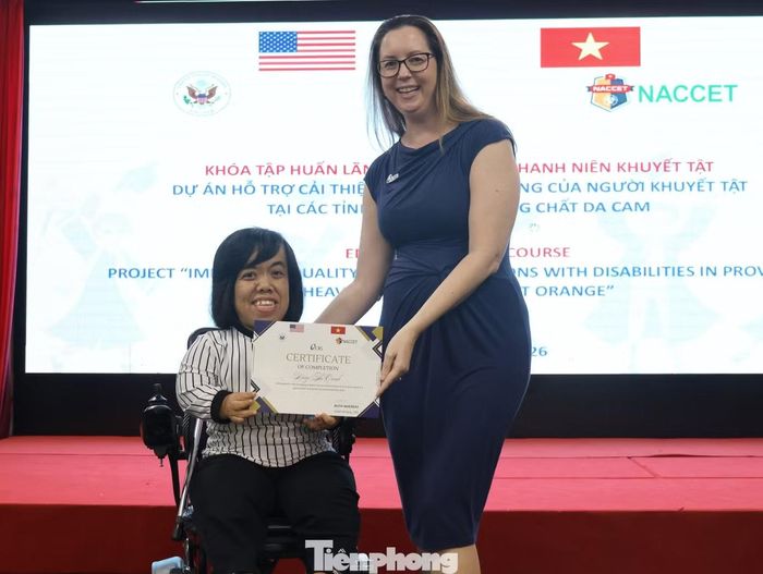 Chị Oanh nhận Giấy chứng nhận hoàn thành khóa Lãnh đạo trẻ thanh niên khuyết tật 2026.