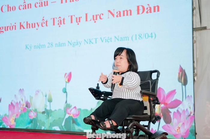  Chị Oanh chia sẻ mô hình Cho cần câu - Trao sinh kế cho hội viên người khuyết tật tỉnh Nghệ An. 