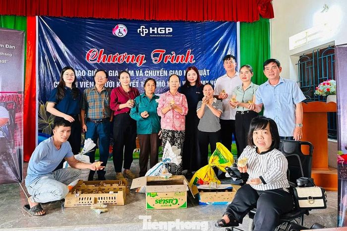 Chị Oanh trao con giống, hướng dẫn kỹ thuật cho hội viên người khuyết tật, góp phần tạo sinh kế và thu nhập ổn định.