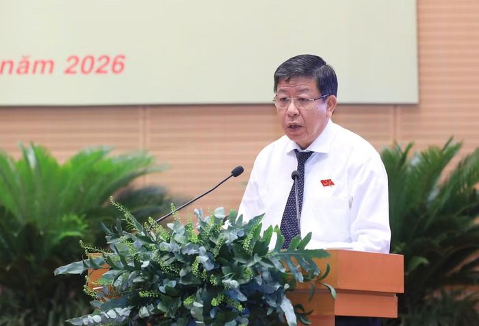 Phó chủ tịch Thường trực UBND TP Hà Nội Dương Đức Tuấn trình bày Tờ trình của UBND Thành phố