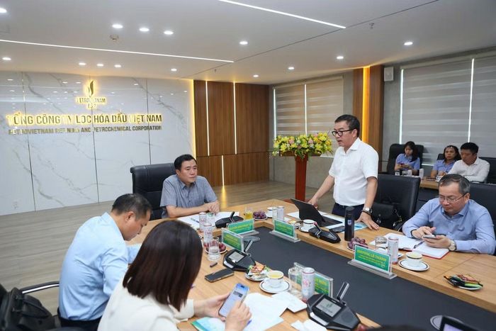 Tổng Giám đốc BSR Nguyễn Việt Thắng báo cáo với đoàn công tác.