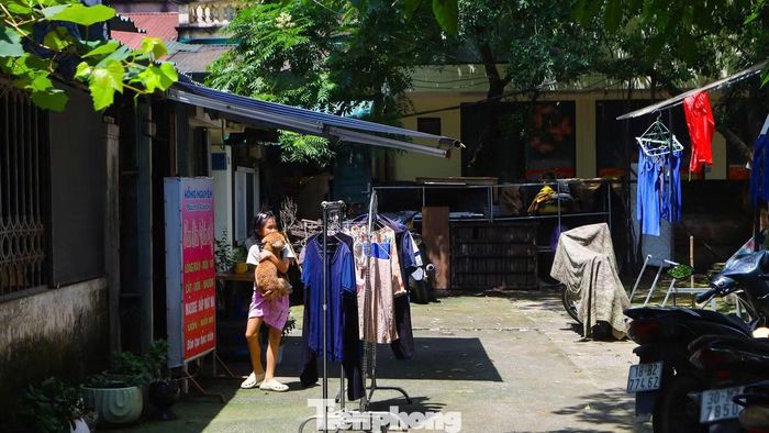 Khoảng sân nhỏ giữa các dãy nhà vẫn là không gian sinh hoạt quen thuộc của người dân. Trong thời gian chờ dự án cải tạo được triển khai, hàng trăm cư dân vẫn tiếp tục cuộc sống thường ngày tại khu tập thể đã tồn tại nhiều thập kỷ.