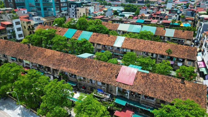 Toàn cảnh khu tập thể 3 tầng trên đường Lê Hồng Phong, phường Hà Đông, Hà Nội. Khu tập thể gồm 4 dãy nhà A, B, C, D với 193 căn hộ, khoảng 600 người sinh sống. Trong đó, các dãy A, B, C được xây dựng từ năm 1970, dãy D hoàn thành năm 1985.