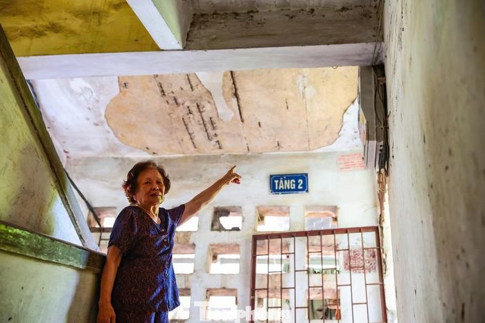 Bà Doãn Thục Nghĩa (84 tuổi) đã sống 39 năm tại căn hộ tầng 3, dãy D2. Do căn hộ nằm ở đầu dãy, gia đình tận dụng hành lang phía trước và hiên phía sau để mở rộng phòng khách, bếp. Dù căn hộ được sửa chữa thường xuyên, điều khiến bà Nghĩa lo lắng nhất là khu vực cầu thang chung đã xuống cấp.