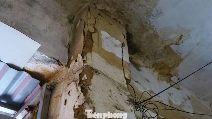 Trần nhà bong tróc từng mảng, tường thấm nước, nhiều vị trí lộ gạch, lớp vữa mục. Người dân lo ngại những mảng vữa có thể rơi xuống bất cứ lúc nào.