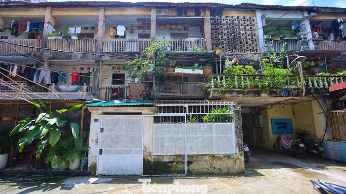 Dấu vết thời gian hiện rõ trên những dãy nhà cũ với tường bạc màu.