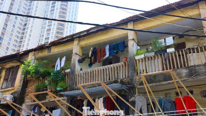 "Mỗi lần đi qua đoạn cầu thang đó, chúng tôi đều nép sát vào tường. Nếu chẳng may có mảng vữa rơi xuống thì đứng sát tường cũng đỡ hơn. Biết là phải tránh nhưng lúc nào chúng tôi cũng nơm nớp lo, chỉ còn cách đi thật nhanh qua đó”, một người dân chia sẻ.