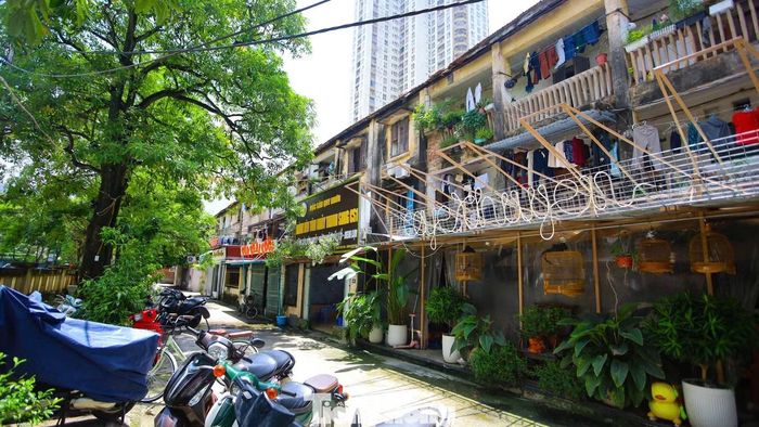 Dù khu tập thể đã cũ, nhiều gia đình vẫn mong muốn tiếp tục gắn bó bởi nơi đây có an ninh tốt, gần trường học, chợ và thuận tiện cho sinh hoạt hằng ngày.