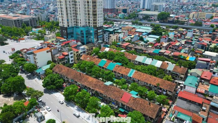 Nhìn từ trên cao, những dãy nhà 3 tầng mái ngói cũ nằm lọt giữa khu đô thị với nhiều công trình cao tầng bao quanh. Theo Sở Xây dựng Hà Nội, thành phố hiện có hơn 2.160 nhà chung cư cũ. Hà Nội đặt mục tiêu khởi công 9 dự án cải tạo chung cư cũ trong năm 2026, trong đó có khu tập thể 3 tầng trên đường Lê Hồng Phong, phường Hà Đông.