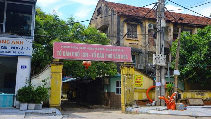 Sau hàng chục năm tồn tại giữa khu vực đô thị phát triển nhanh, những dãy nhà 3 tầng cũ kỹ vẫn là nơi sinh sống thường xuyên của hàng trăm người. Trong ảnh là lối vào khu tập thể từ đường Lê Hồng Phong.