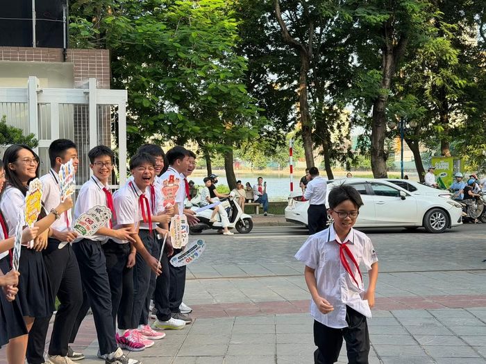 Học sinh lớp 6 đến trường