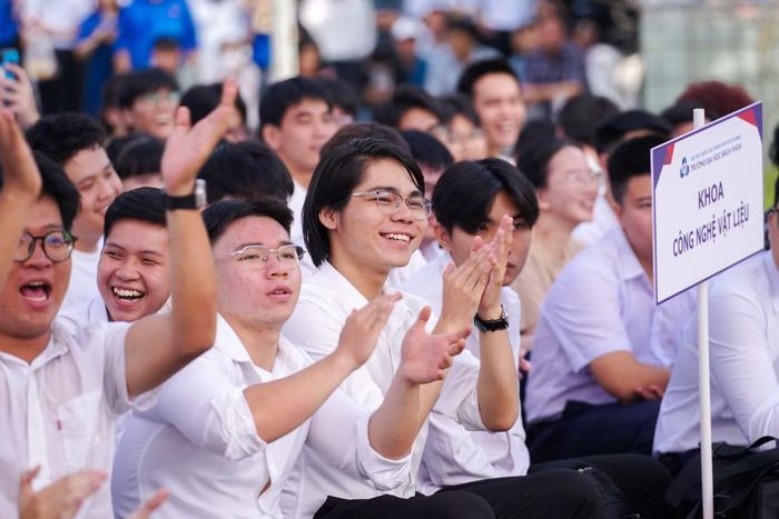  Sinh viên Trường Đại học Bách khoa (ĐH Quốc gia TPHCM) 