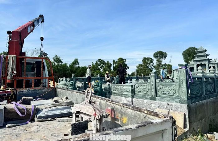 Đây là khu lăng mộ cuối cùng trong 3 công trình vi phạm được tháo dỡ. (Ảnh: Thanh Nga).