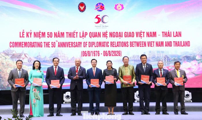 Trao tặng cuốn sách Việt Nam - Thái Lan: 50 năm hợp tác cùng phát triển (1976-2026).