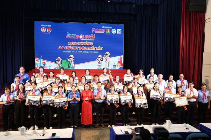 Ban tổ chức khen thưởng 32 thí sinh tiêu biểu tại Liên hoan - Hội thi Chỉ huy Đội giỏi TPHCM năm 2026.