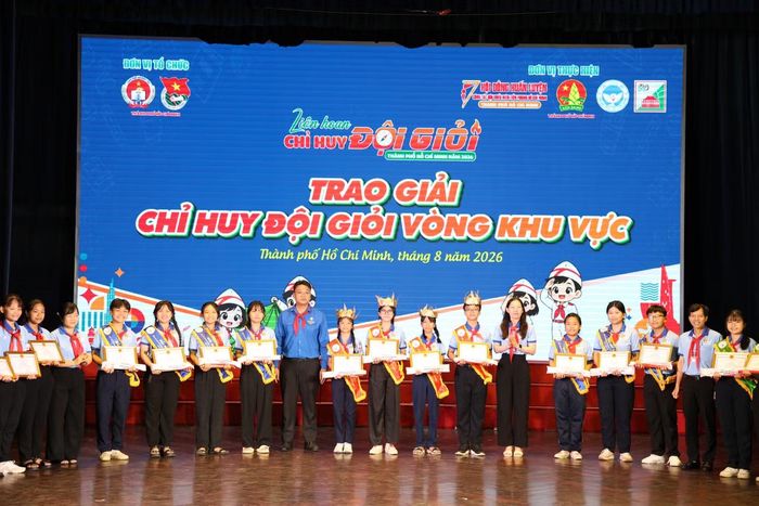 Ban tổ chức trao thưởng cho các chỉ huy Đội giỏi tiêu biểu thuộc các khối. Ảnh: Ngô Tùng