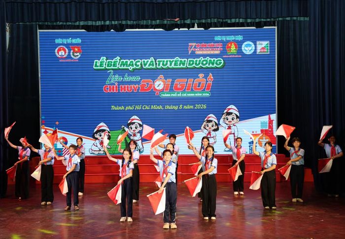 Các em học sinh trình diễn Semaphore tại lễ bế mạc. Ảnh: Ngô Tùng