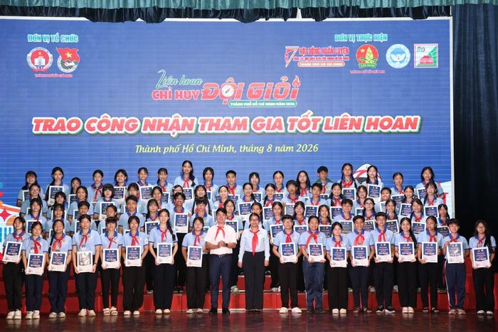 Các em đội viên đón nhận những thành quả xứng đáng sau những ngày học hỏi, trải nghiệm sôi nổi.