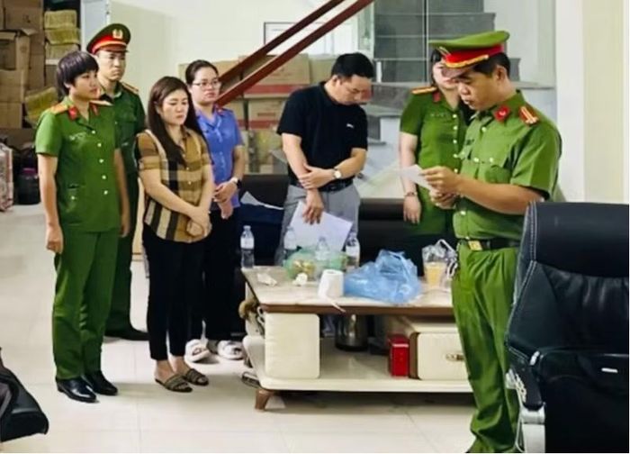 Cơ quan điều tra tống đạt quyết định bắt giam bà Phạm Mỹ Hạnh.