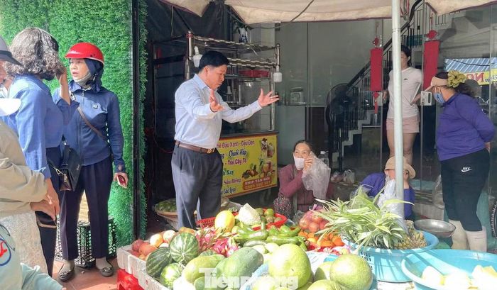 Trao đổi với Tiền Phong, ông Nguyễn Đức Toàn - Chủ tịch UBND phường Quy Nhơn - cho biết địa phương đã xây dựng phương án cụ thể, trong đó phối hợp với các hội, đoàn thể đẩy mạnh tuyên truyền, vận động người dân chấp hành, đồng thời tổ chức ký cam kết không lấn chiếm vỉa hè. Những trường hợp đã cam kết nhưng vẫn cố tình vi phạm sẽ bị xử lý theo quy định.