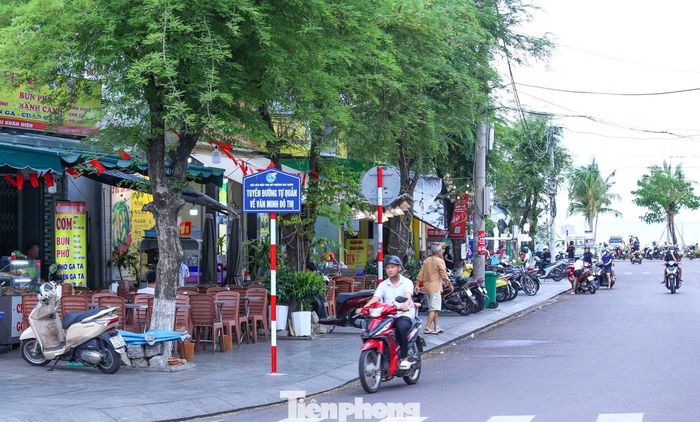 Vỉa hè ở nhiều tuyến đường tại Quy Nhơn đang bị lấn chiếm, biến thành nơi kinh doanh, buôn bán, giữ xe. Không ít người nghiễm nhiên xem phần vỉa hè trước nhà như “của riêng”, khiến không gian dành cho người đi bộ ngày càng bị thu hẹp, thậm chí có nơi gần như không còn lối đi.