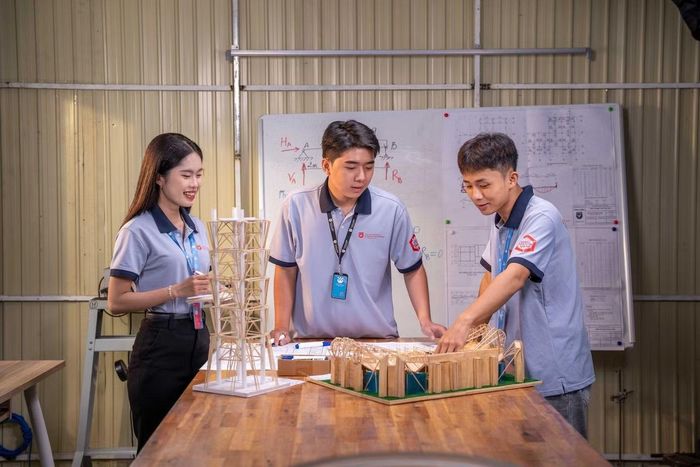Sinh viên khoa Xây dựng tại VLU được học thực tế tại phòng thực hành