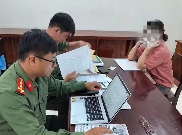 Công an làm việc với N.T.P.C. Ảnh: CAVL