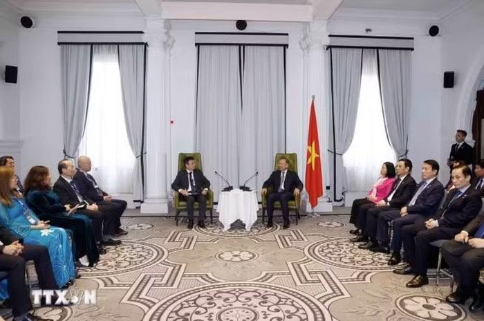 Tổng Bí thư, Chủ tịch nước Tô Lâm trao đổi với các trí thức, nhà khoa học Việt Nam tại Úc. Ảnh: TTXVN