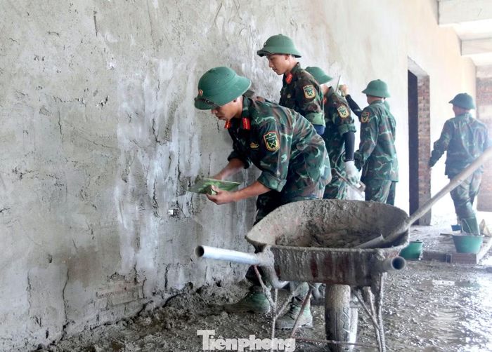 Thiếu tá Nguyễn Đức Toàn - Phó Chủ nhiệm Hậu cần - Kỹ thuật Trung đoàn 335 chỉ huy trực tiếp lực lượng hỗ trợ thi công - cho biết ngay sau khi nhận kế hoạch và mệnh lệnh từ cấp trên, đơn vị đã nhanh chóng triển khai lực lượng, phối hợp với nhà thầu tổ chức công việc. “Đơn vị xác định quyết tâm cao, dù khí hậu nơi đây vô cùng khắc nghiệt, nắng mưa thất thường nhưng chúng tôi phấn đấu hoàn thành các hạng mục, bảo đảm tiến độ và an toàn. Đơn vị quyết tâm cùng các đơn vị thi công xây dựng trường học để các em đến trường theo đúng kế hoạch”, Thiếu tá Nguyễn Đức Toàn chia sẻ.